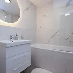 Apartment Metropolis- Brand New With Free Parking