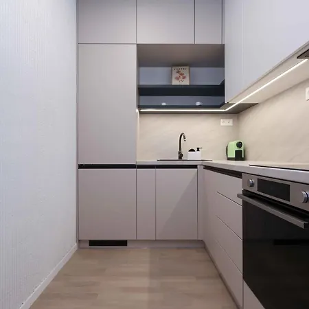 Metropolis- Brand New With Free Parking Apartamento