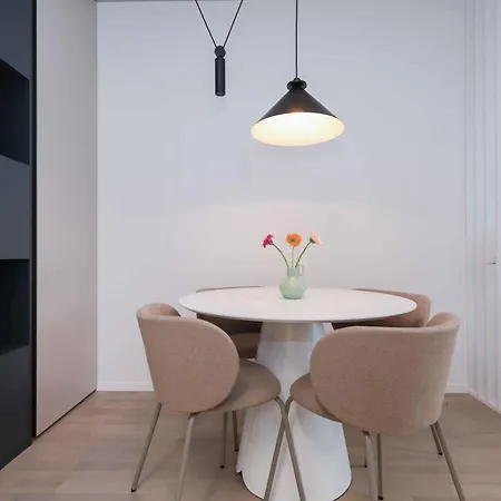 Apartment Metropolis- Brand New With Free Parking *