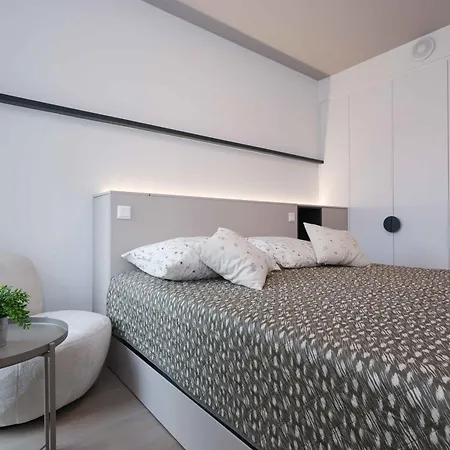 Metropolis- Brand New With Free Parking Apartment