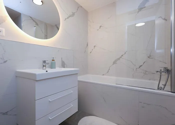 Apartman Metropolis- Brand New With Free Parking