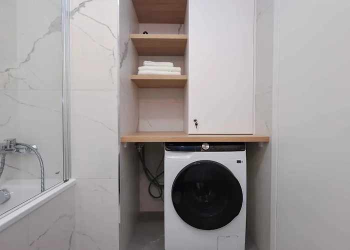 Metropolis- Brand New With Free Parking Apartment *