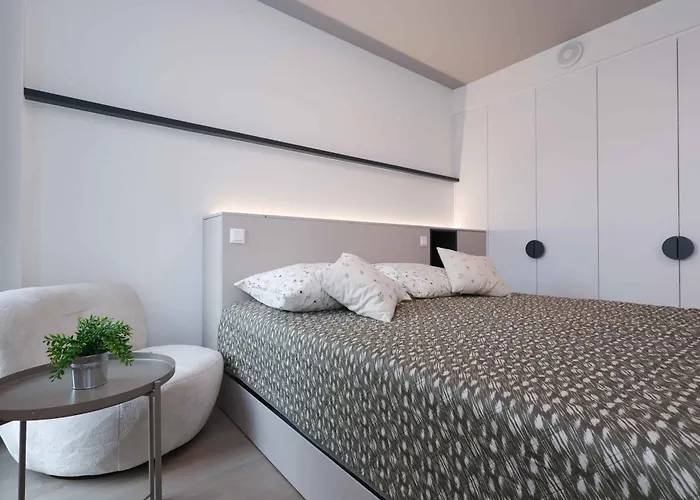 Metropolis- Brand New With Free Parking Apartment