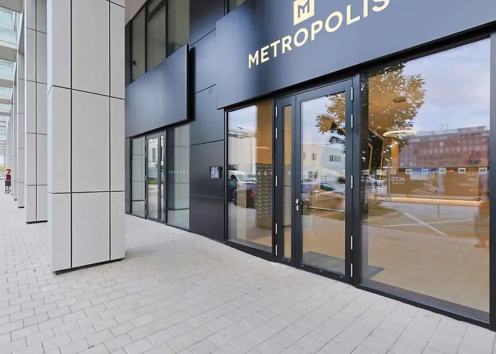 Metropolis- Brand New With Free Parking شقة *