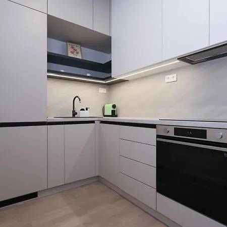 Metropolis- Brand New With Free Parking Apartament *