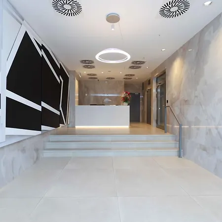 Metropolis- Brand New With Free Parking * Pozsony